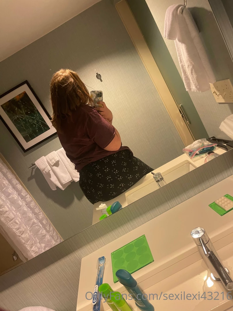 Let me sit on your face i would also love for someone to suck on my 