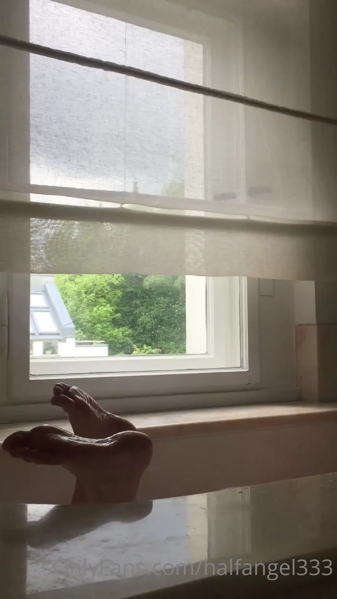 Wet bath play time and some feet involved too 