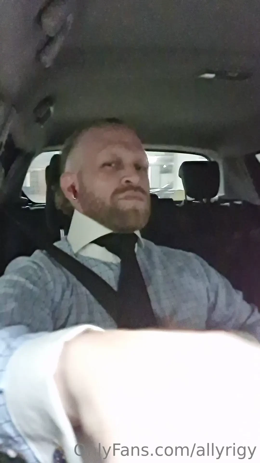 3 high collar and a huge knot 10 mins worth too formal for heading to 