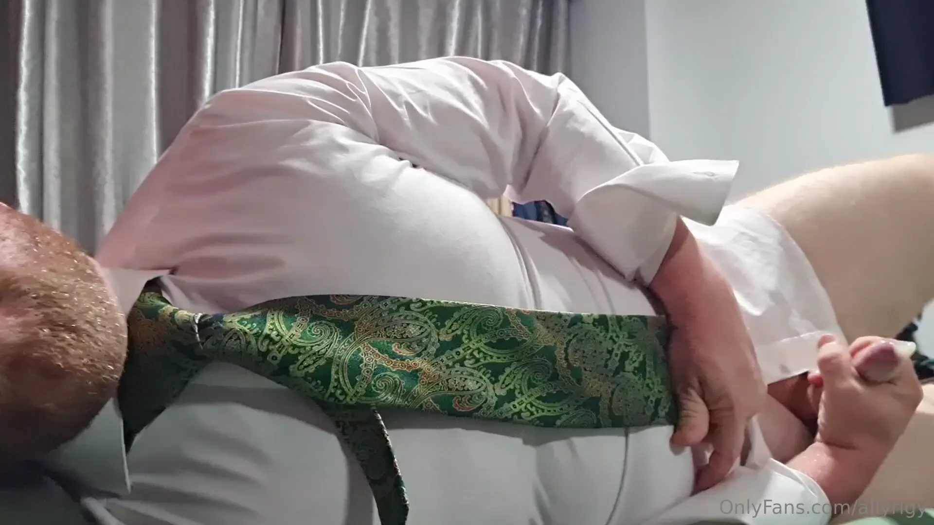 A quick cum before bed in an incredible green paisley tie 