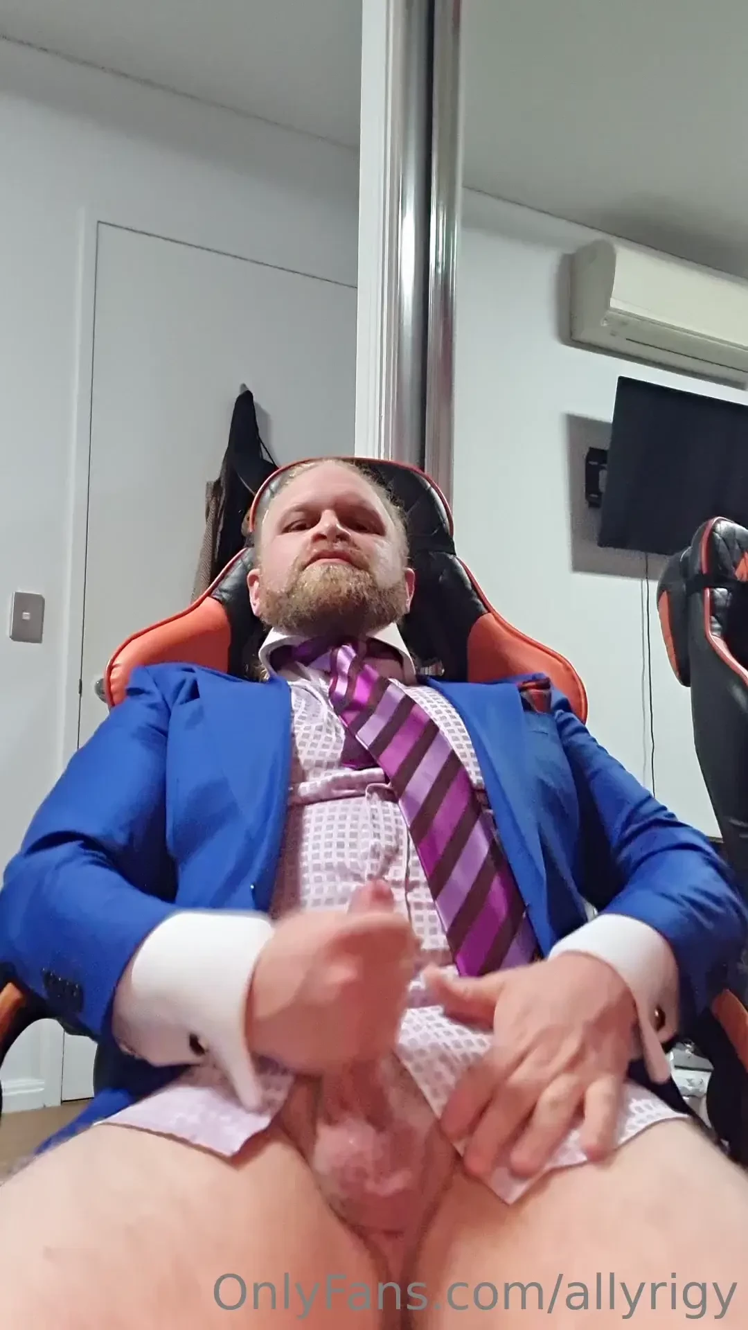 Feeling a high collar against my neck makes me cum so quickly letting 