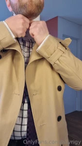 Trench coat high collar and a beautiful tie the best combo for a