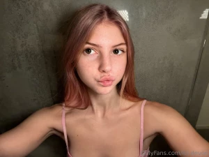 Using my largest dildo i was so tight omg it felt so good to use it in