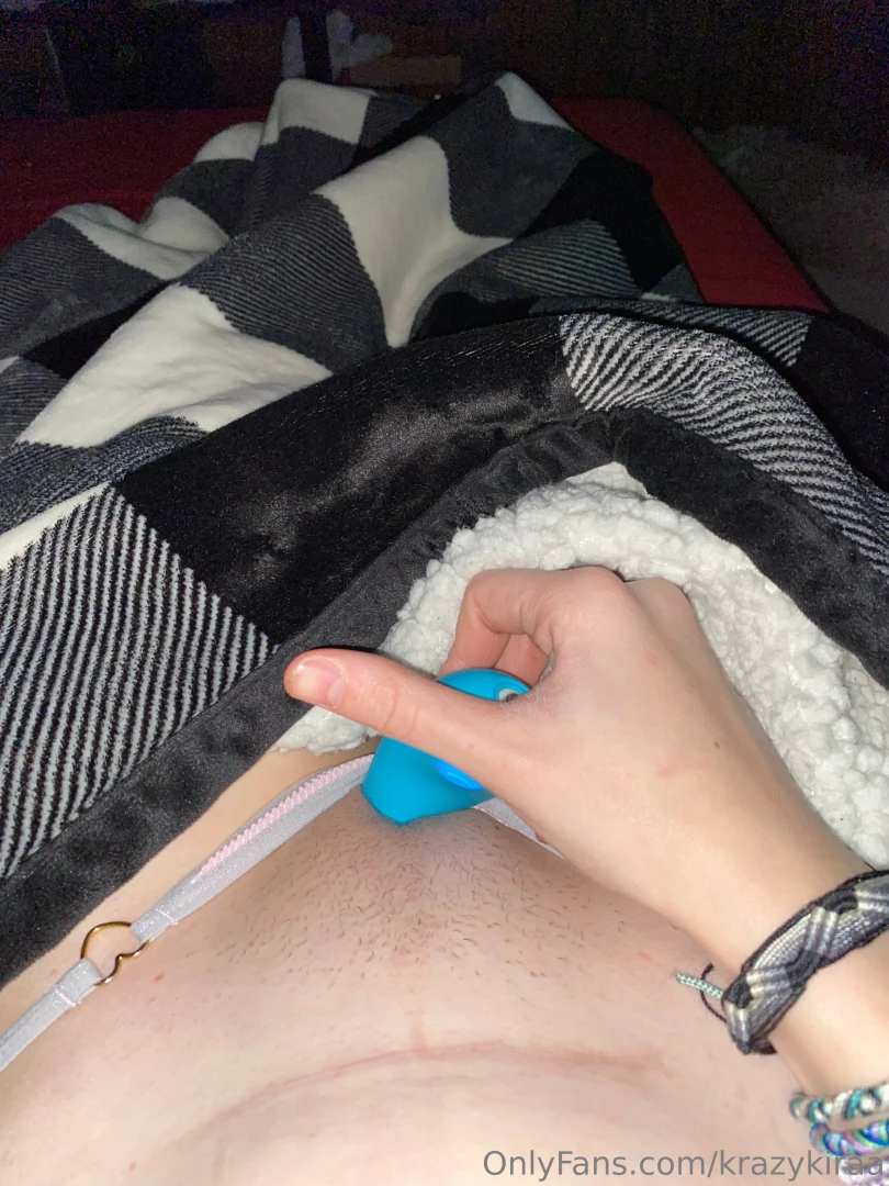 Wanna see me play w my pussy 