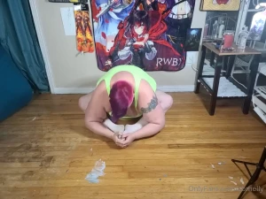 Fat girl yoga and doing the splits part 1