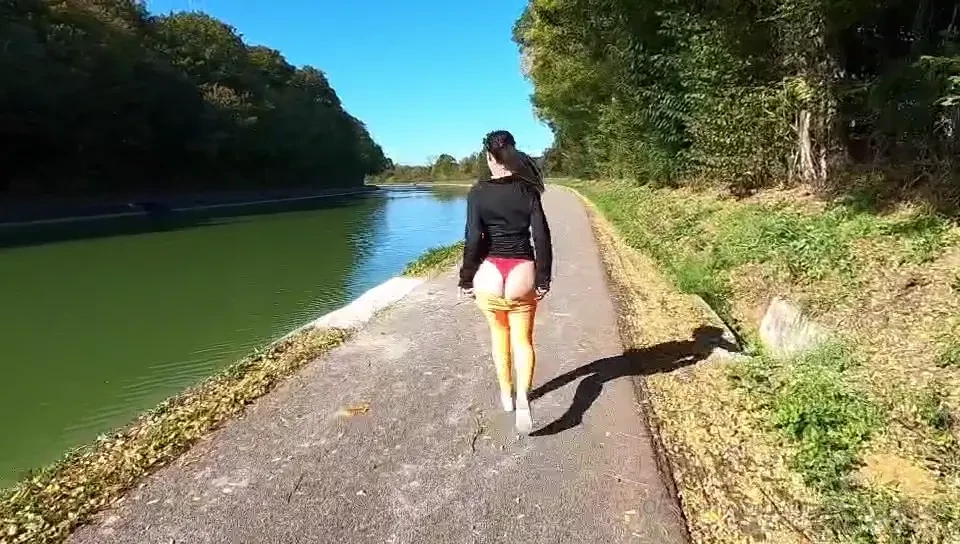 Oui j adore baisser mon legging en courant ahahh l autre fois c tait 