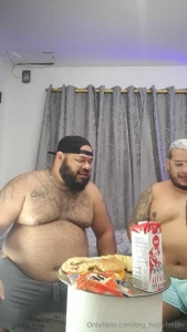 Con mi vecino bigbearhairy en un reto de comida bien cerdo