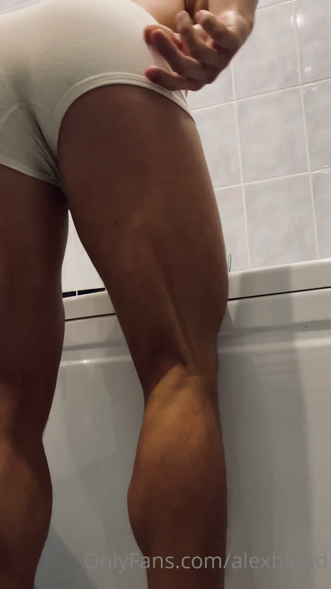 Uuuh so hot big legs so beautiful and so sexy kiss my ass 