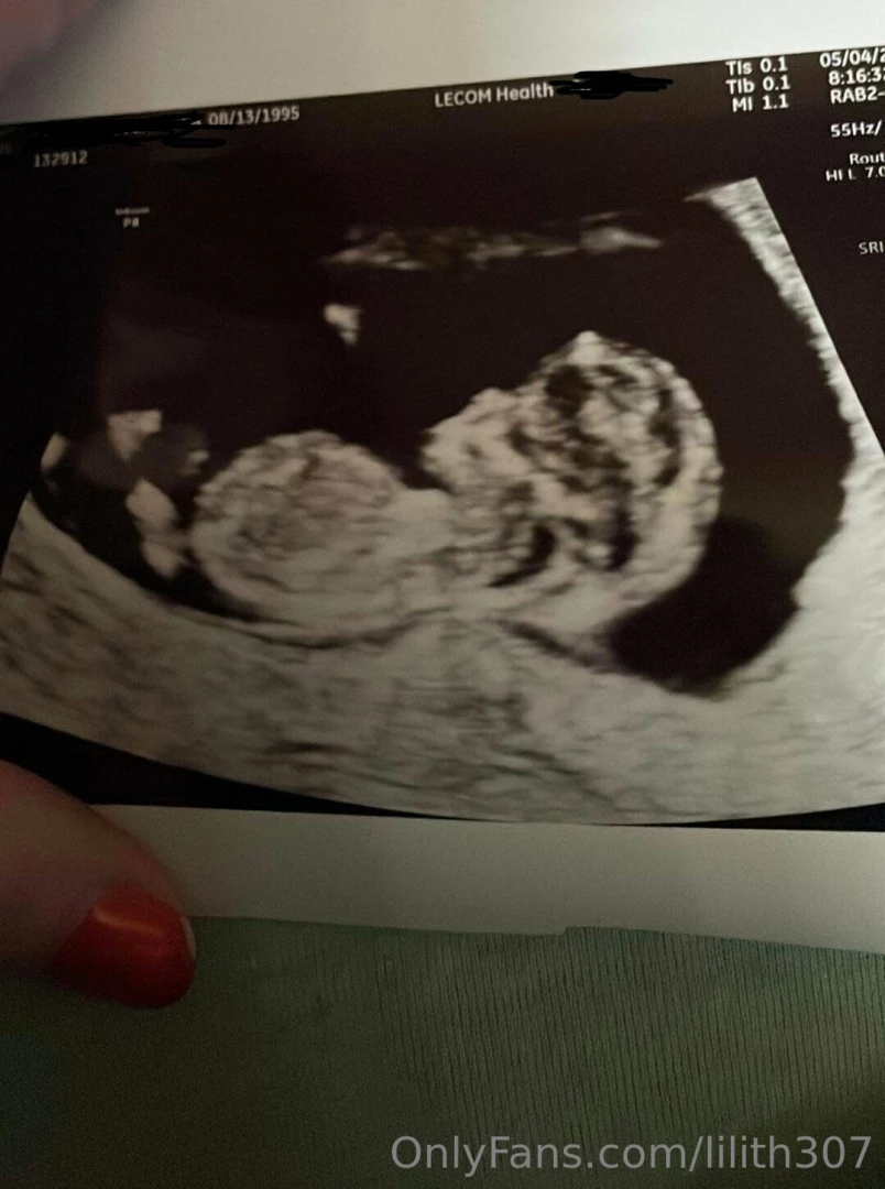 Where s all my pregnancy fetish people at my bumps starting to show 