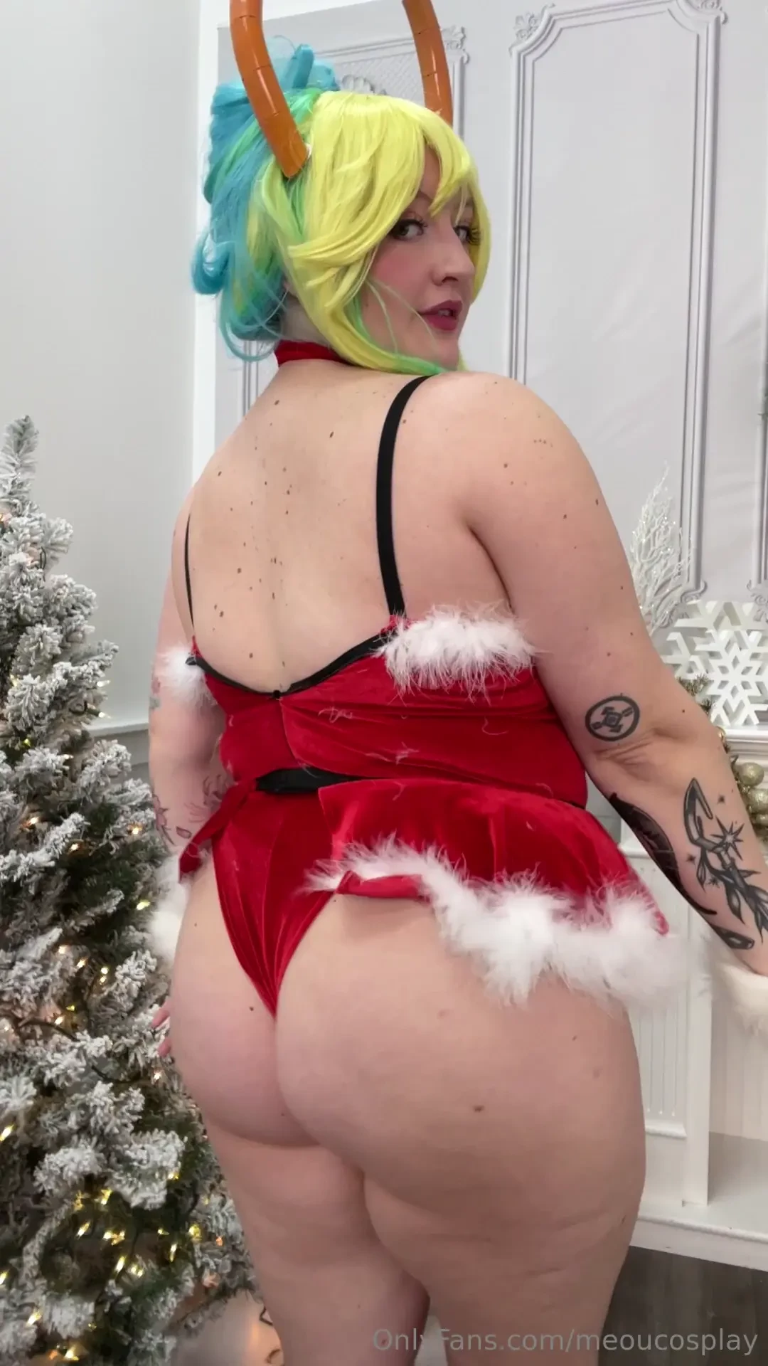 Cum watch these very jiggly lucoa clips from the front and behind 