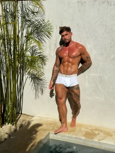 Who to remove my underwear i m hot