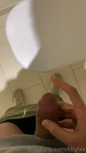 Ma branlette au taff j ai gicl sur la cuvette des chiottes