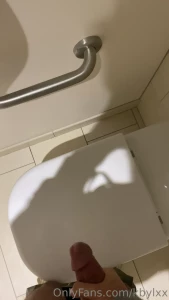 Ma branlette au taff j ai gicl sur la cuvette des chiottes part 1