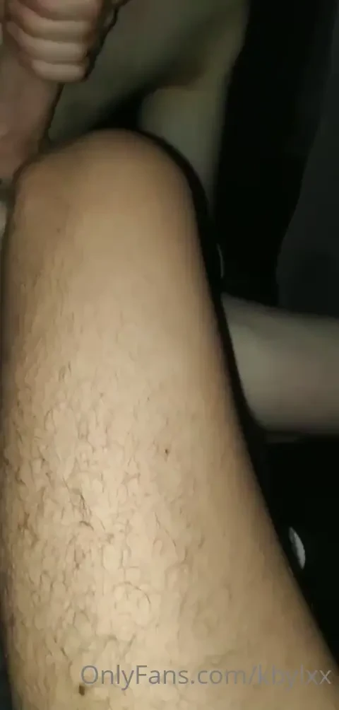 Ptite branlette avec un coll gue du boulot dans sa caisse part 1 