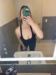 Goes to gym to take selfies part 1