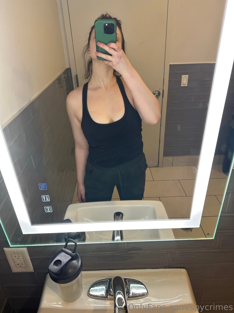 Goes to gym to take selfies 