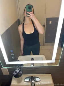 Goes to gym to take selfies