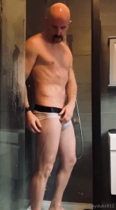Who likes hot guys in the shower