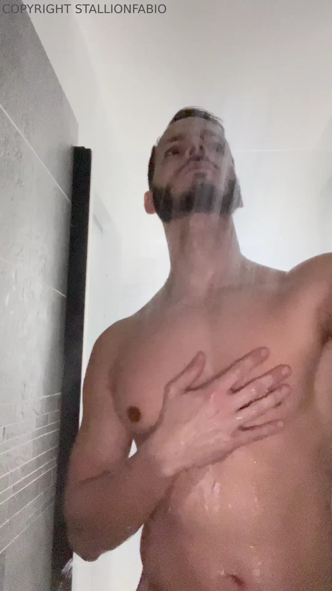 Tu me rejoins pour une petite douche matinale join me for a morning 