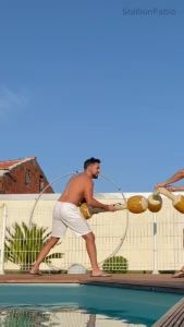 Pendant nos vacances au portugal on profite de la piscine et parfois