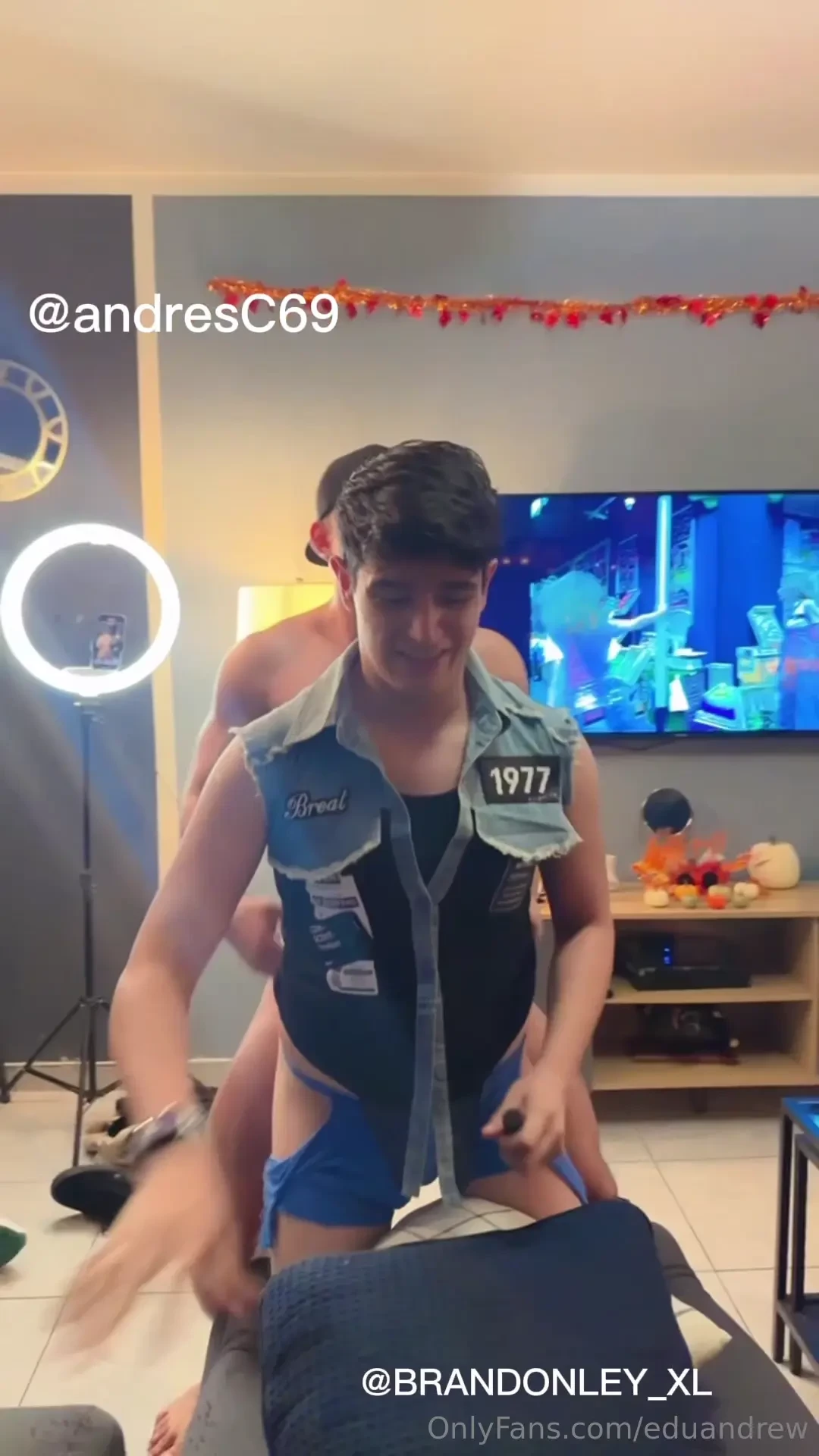 Como lo hace gemir cada que se corta la imagen es por que andy ocupa 