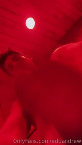 Les deb a est en el sauna del gym pero no puede durar mucho porque lo
