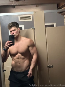 How much you bench dude