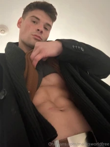 Kiss the abs dude