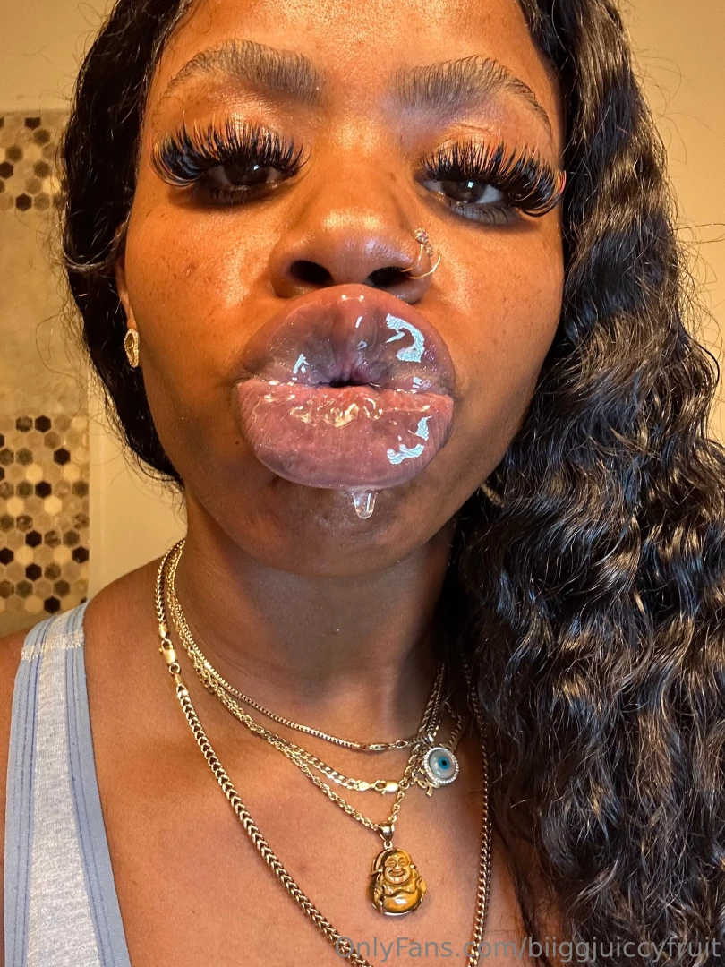 biiggjuiccyfruit - Drippy juicy lips 