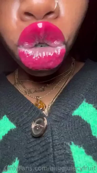 Up close giantess red lips kisss 