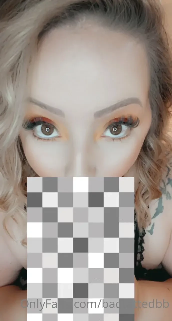 Wanna see what i m sucking on message me if you wanna see more pics 