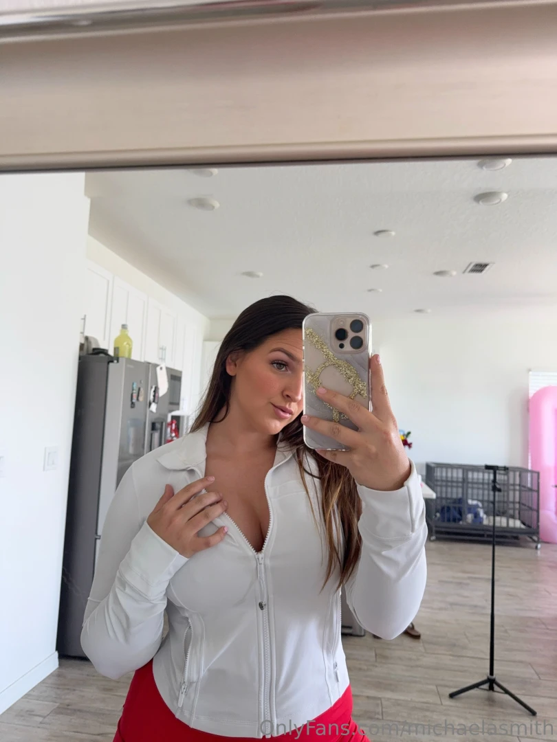 Send me a dm if you want to see me get naked 