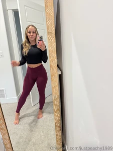Can you spot the camel toe lol my ass was poppin in these pics today part 1
