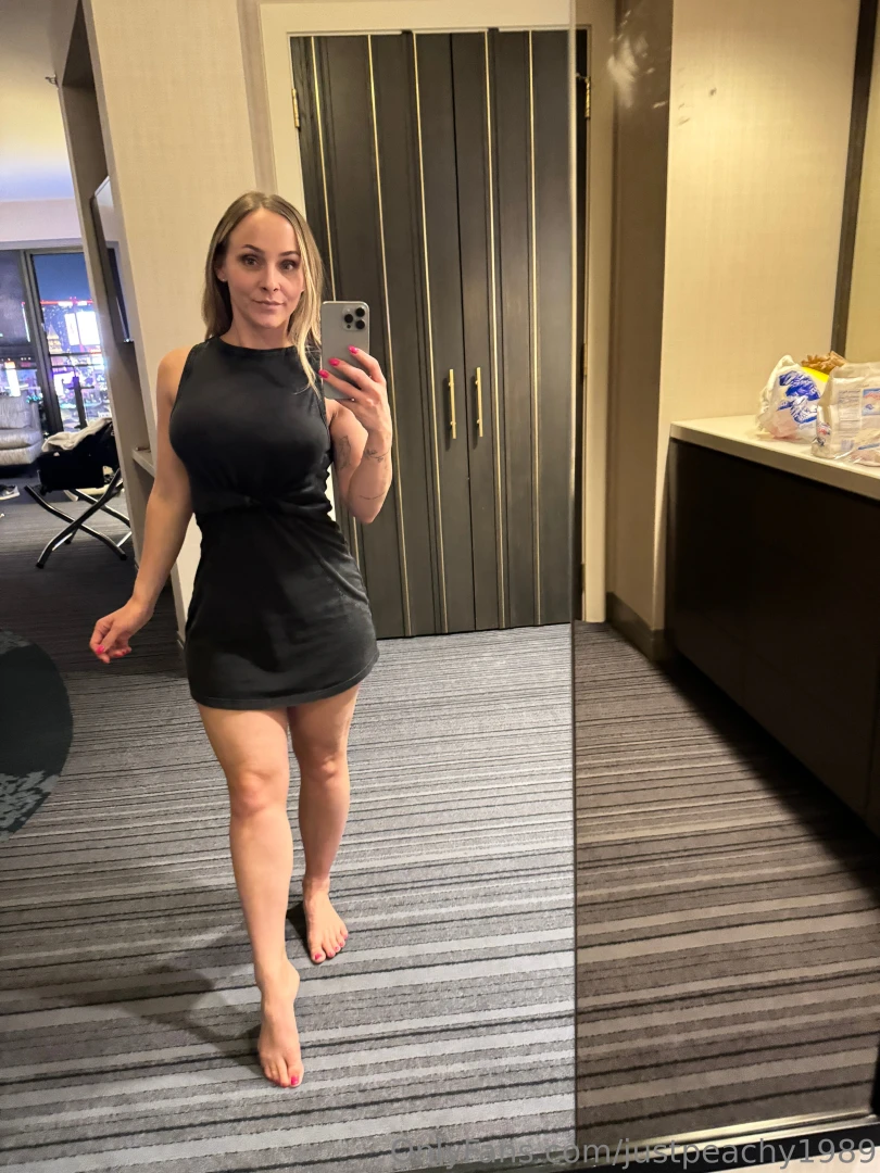 A little selfie action and showin ya those goodies under my dress with 