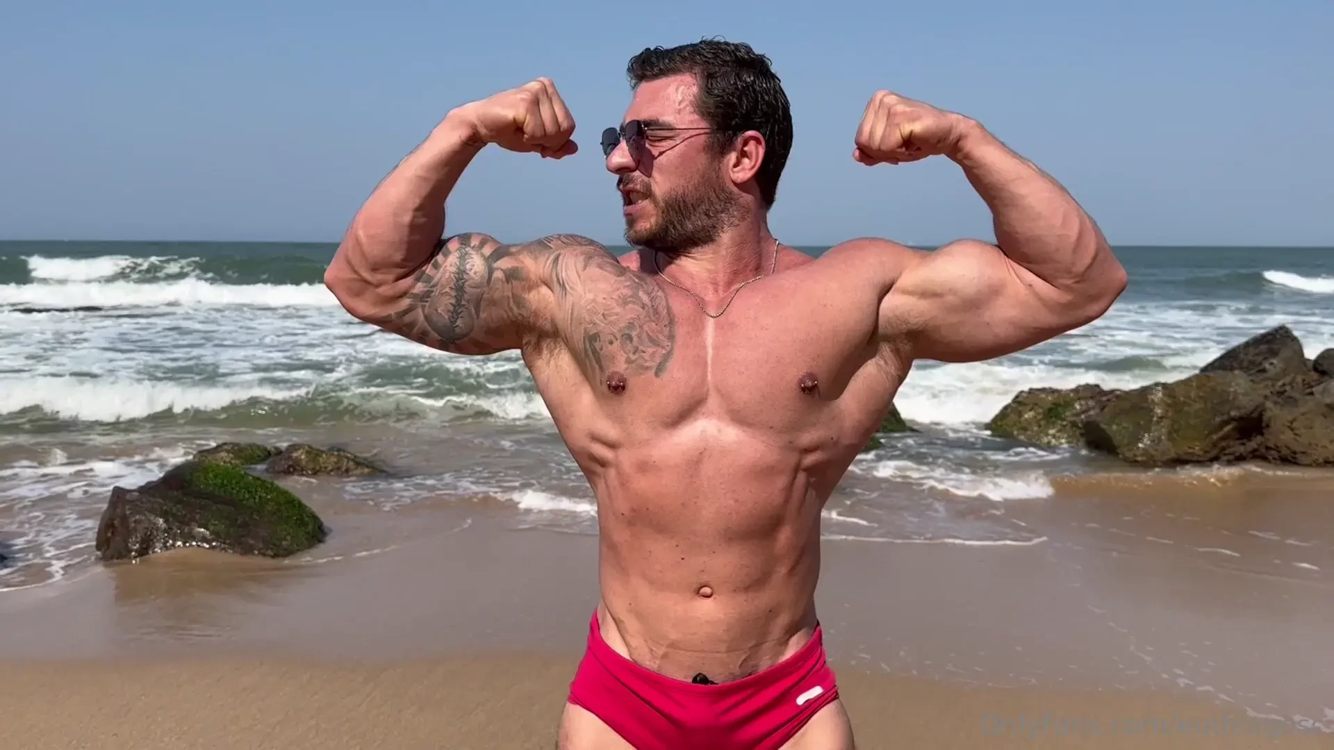 Muscle display on the beach 