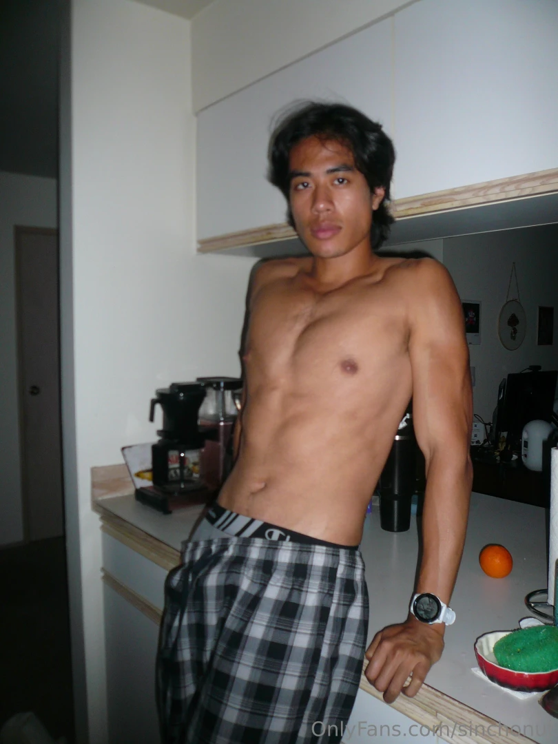 Blurry pics in the kitchen ft my bulge 