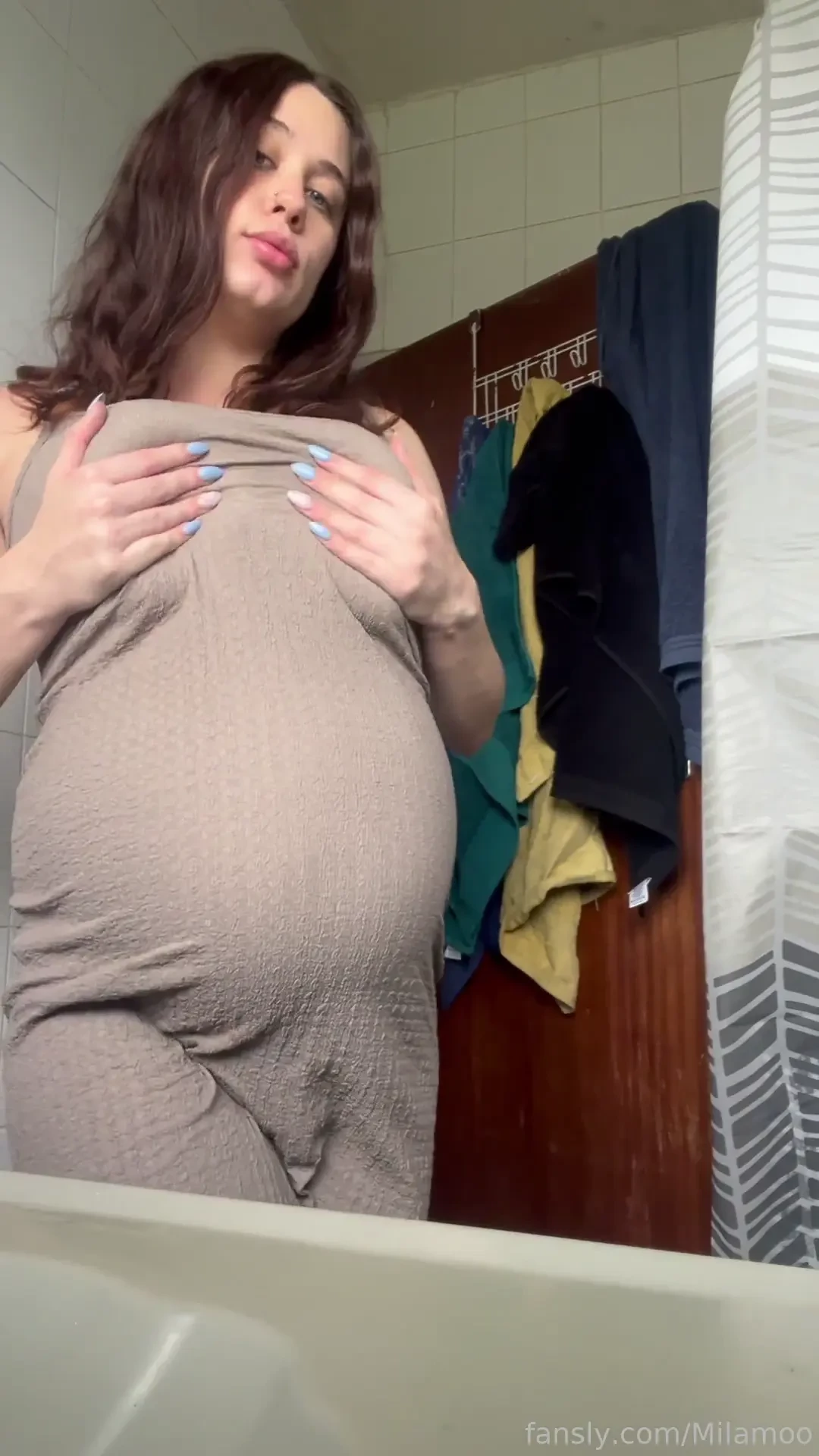 Watch me strip completely naked and rub baby oil over my huge prego 