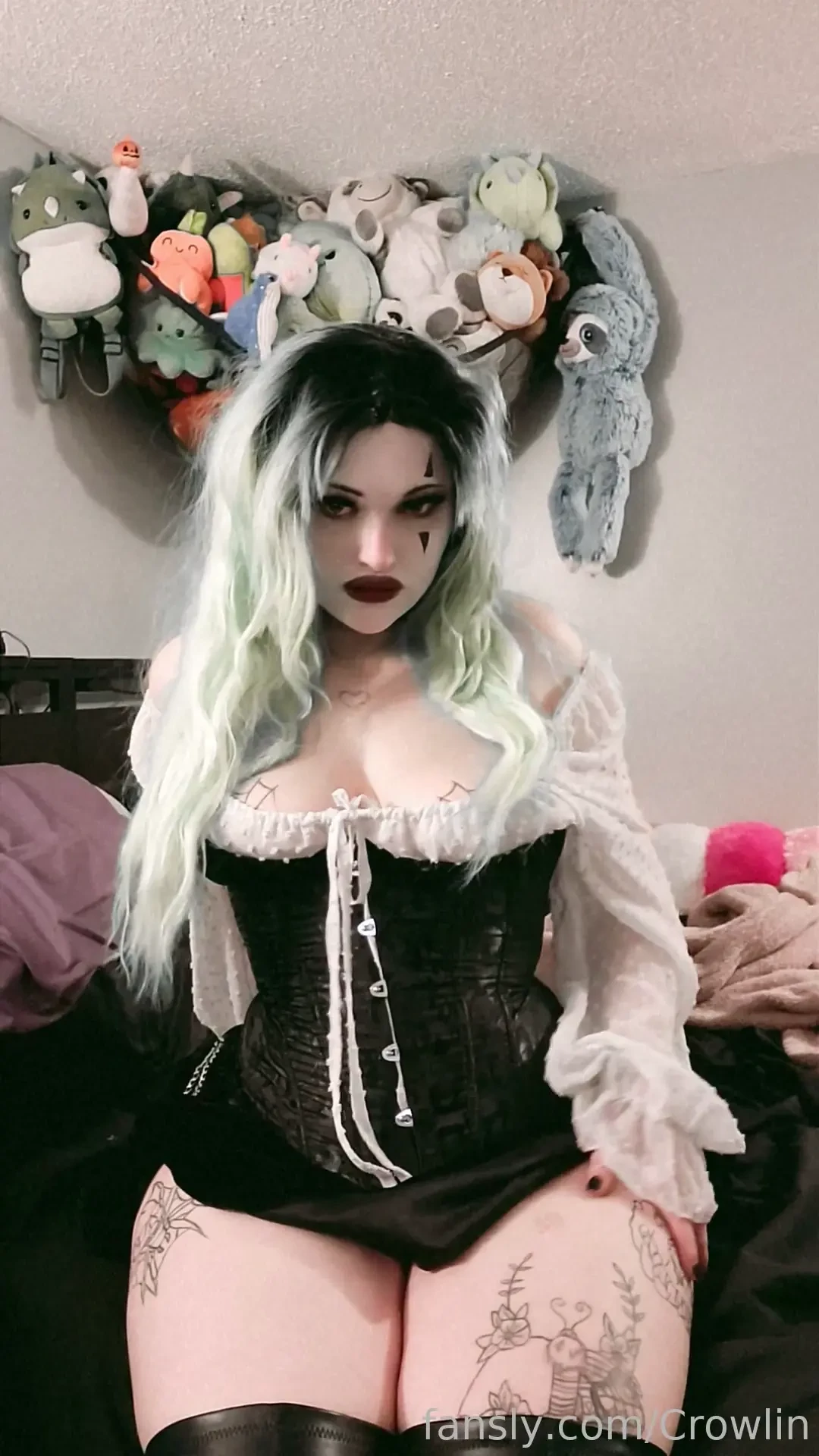 Big beautiful squishy thighs on a vert breedable woman 