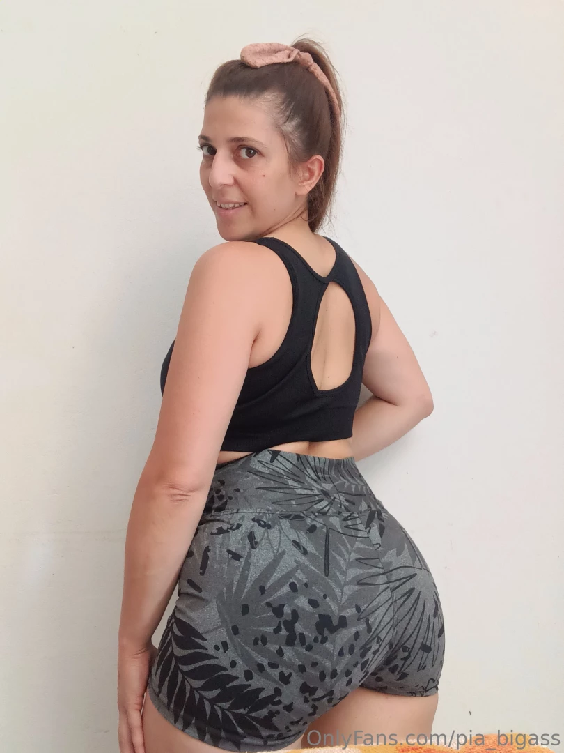 Hello hello from here to the gym baby give me a tip and i ll show you 