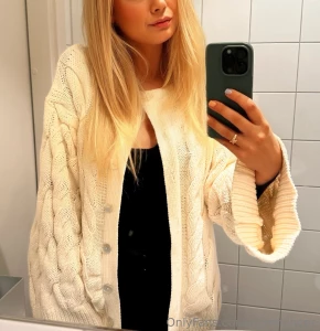 Ojojoj s sliten tjej denna damen somnade 19 30 ig r redan jobbat i en