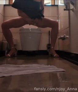 Pissing in a big squad with my dress and heels in string to the side
