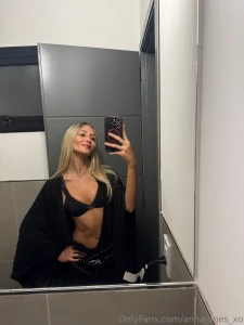 Just came to fix my hair and now i m standing here like do i look cute