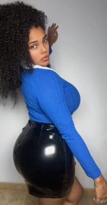 Stop what you re trying to do i know you re looking at this ass