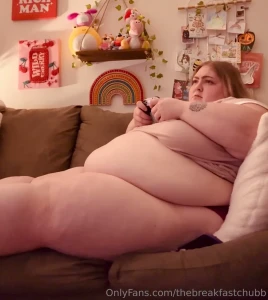 Pov your lazy gamer gf