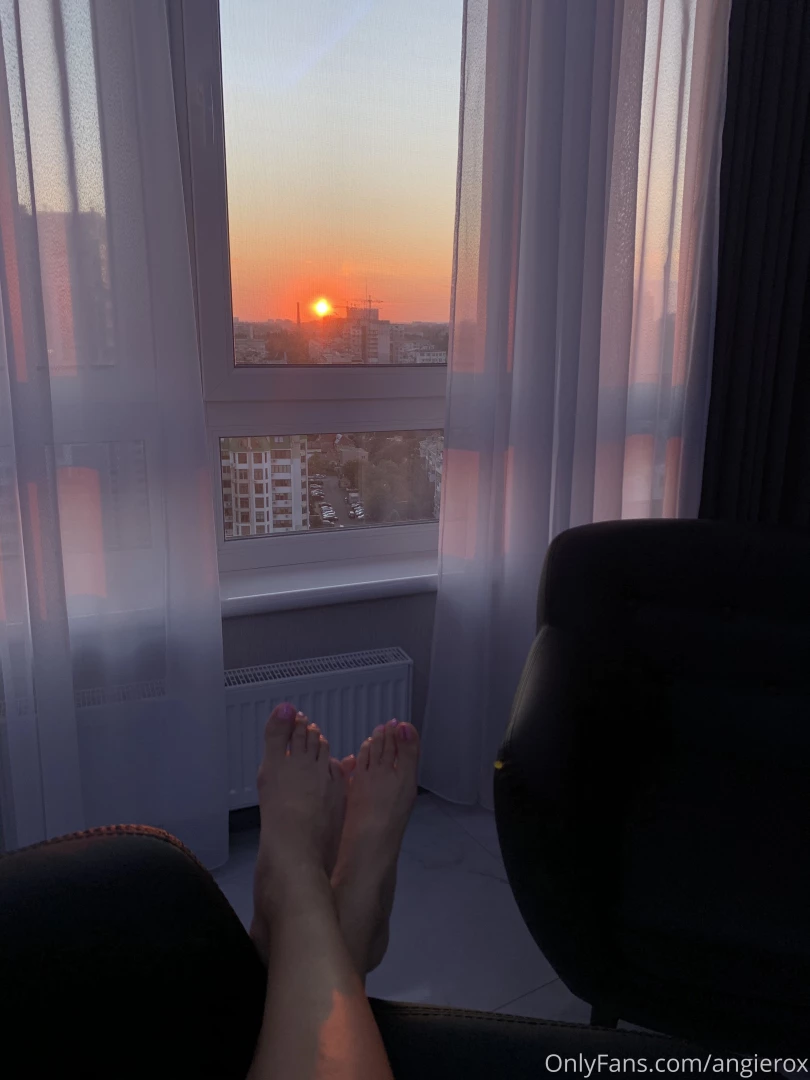 liz-sade - Watching the sunset with a glass of red wine and planning your tasks 