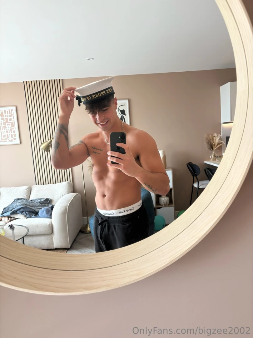 Your favourite sailor at your service 