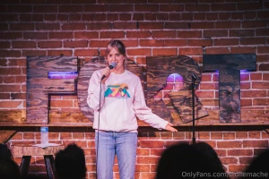 Hi everyone i m new to only fans i ll be sharing behind the scenes