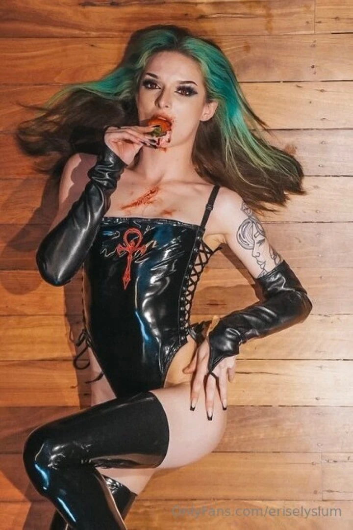 Insert unhinged comment about eating ass like this 