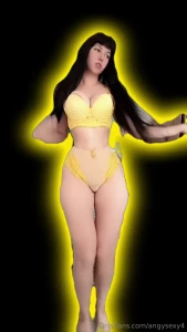 Un rico v deo en lencer a amarilla