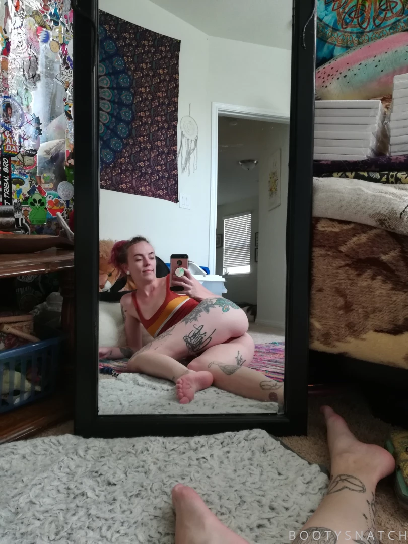 I m loving this retro vibe body suit it makes my ass look real plump 